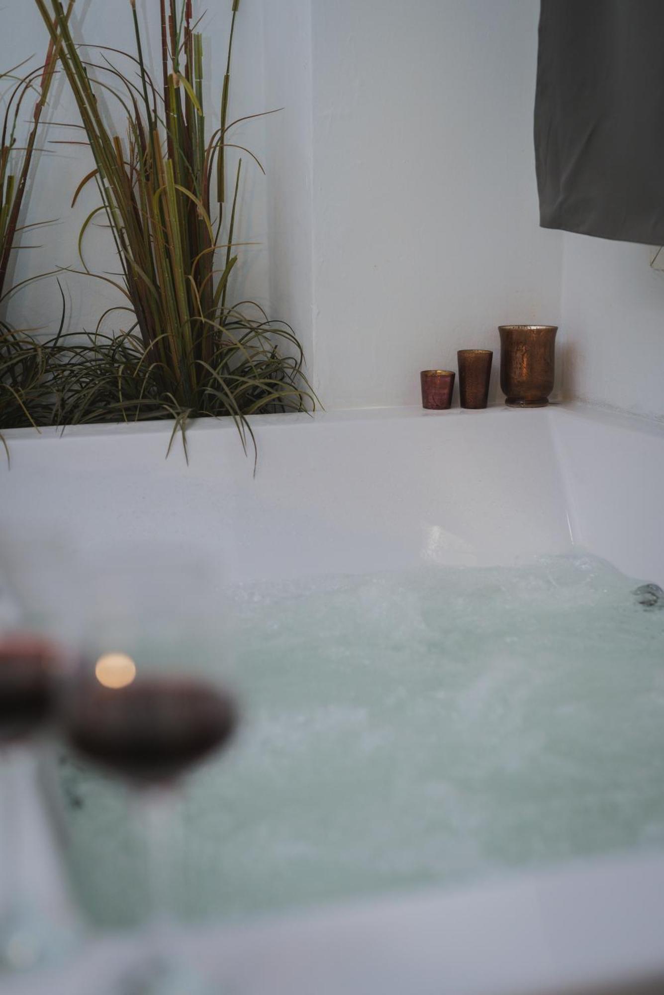 Stylish Apt W Jacuzzi, 5 Min To White Tower Tesalonika Bagian luar foto