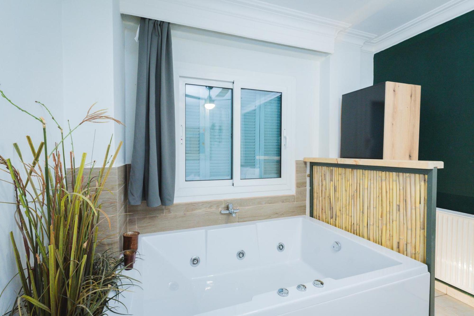 Stylish Apt W Jacuzzi, 5 Min To White Tower Tesalonika Bagian luar foto